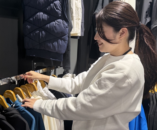 店舗で商品を確認するS.Tさん